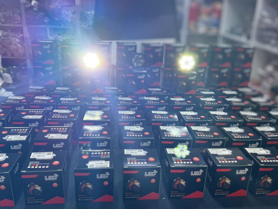 Plastik çerçeveli motor çakarı